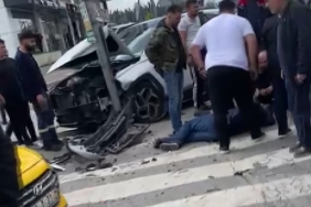 Kırmızı ışıkta geçti: 3 araç birbirine girdi