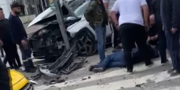 Kırmızı ışıkta geçti: 3 araç birbirine girdi