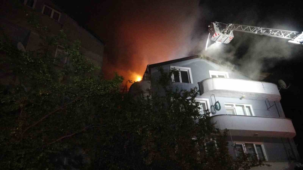 Kocaeli ’de 4 katlı apartmanın çatısını alevler sardı