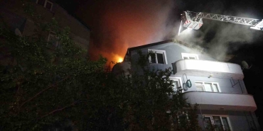 Kocaeli ’de 4 katlı apartmanın çatısını alevler sardı
