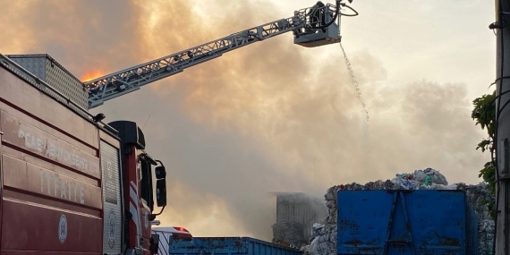 Kocaeli’de geri dönüşüm tesisinde yangın