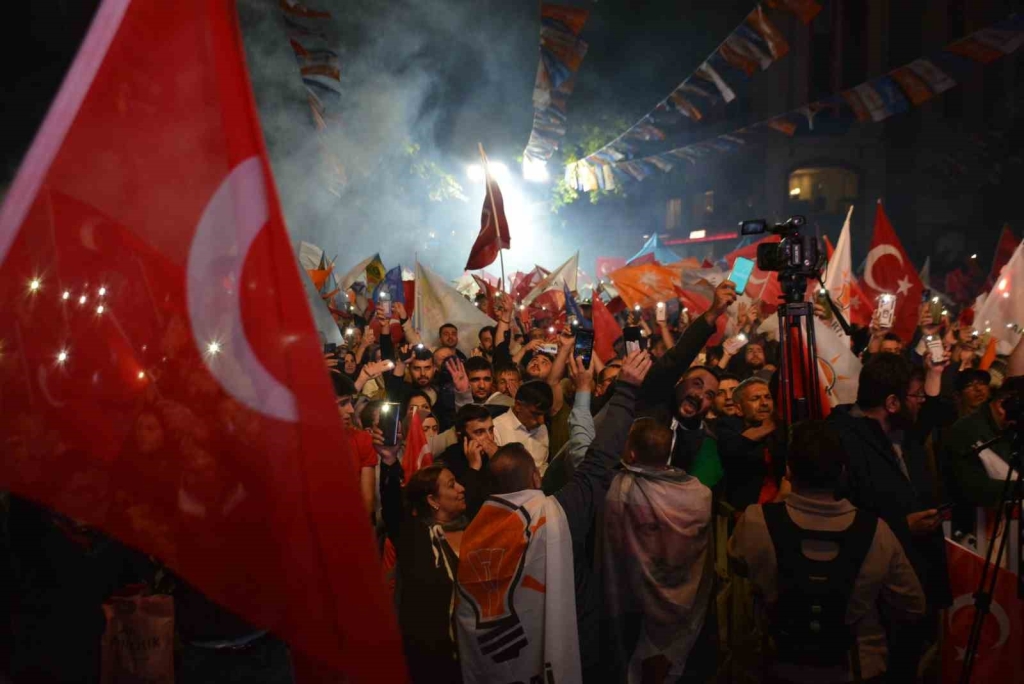 Kocaeli ’de seçim kutlaması: Vatandaşlar sokağa akın etti