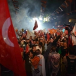 kocaeli-de-secim-kutlamasi-vatandaslar-sokaga-akin-etti