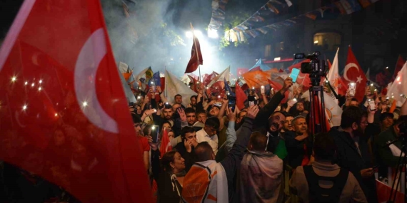 Kocaeli’de seçim kutlaması: Vatandaşlar sokağa akın etti