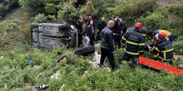 Kontrolden çıkan otomobil 150 metrelik uçuruma yuvarlandı: 2 yaralı