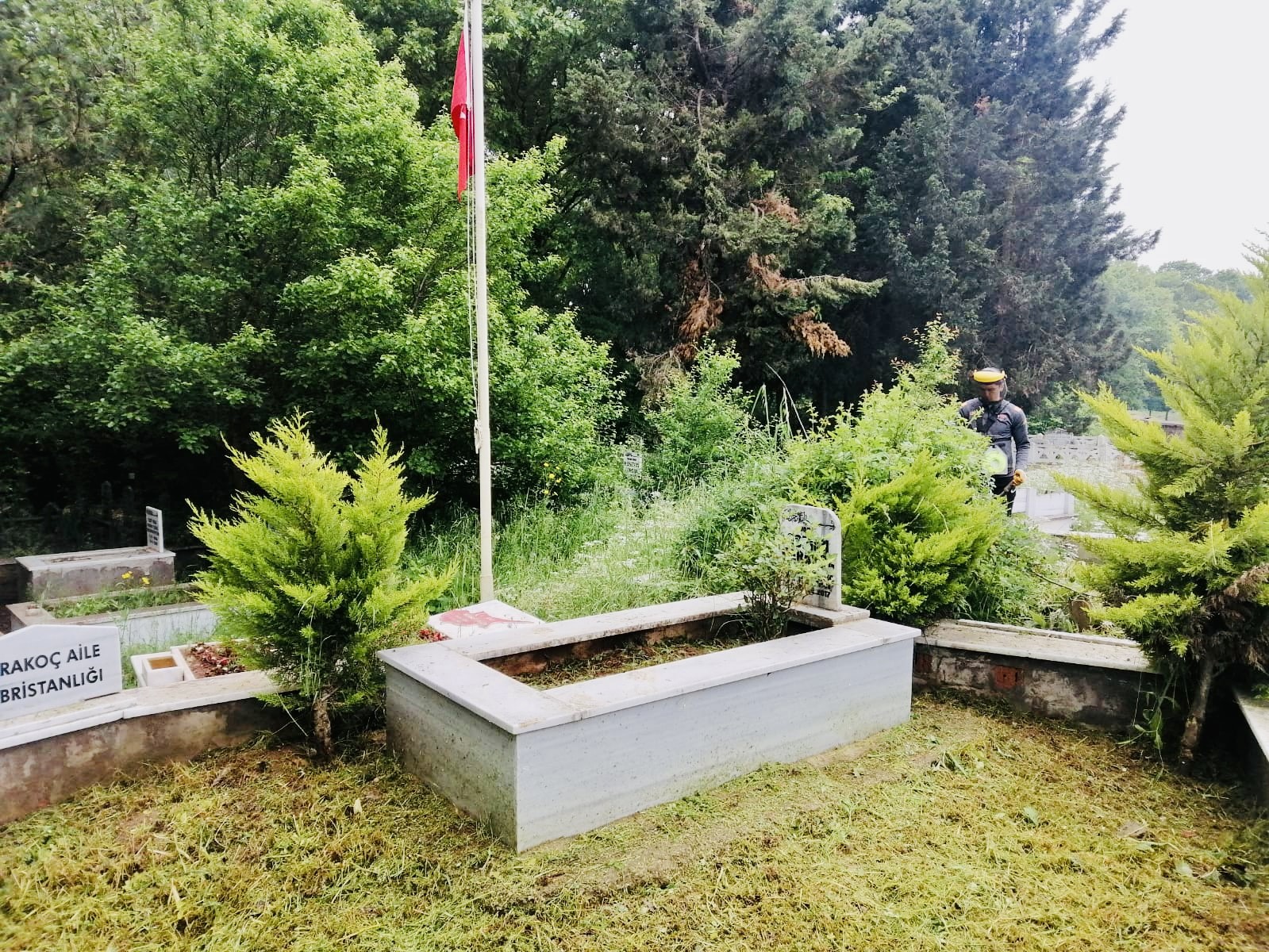 Körfez Mezarlığı ’nda yabani ot temizliği