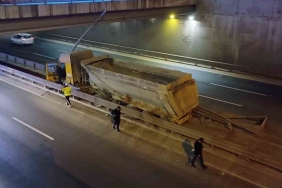Lastiği patlayan kamyon, tünel girişinde refüje çıktı