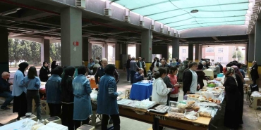 Liseli kızlar, atık malzemelerden oluşturdukları ürünleri depremzedeler için sergiledi
