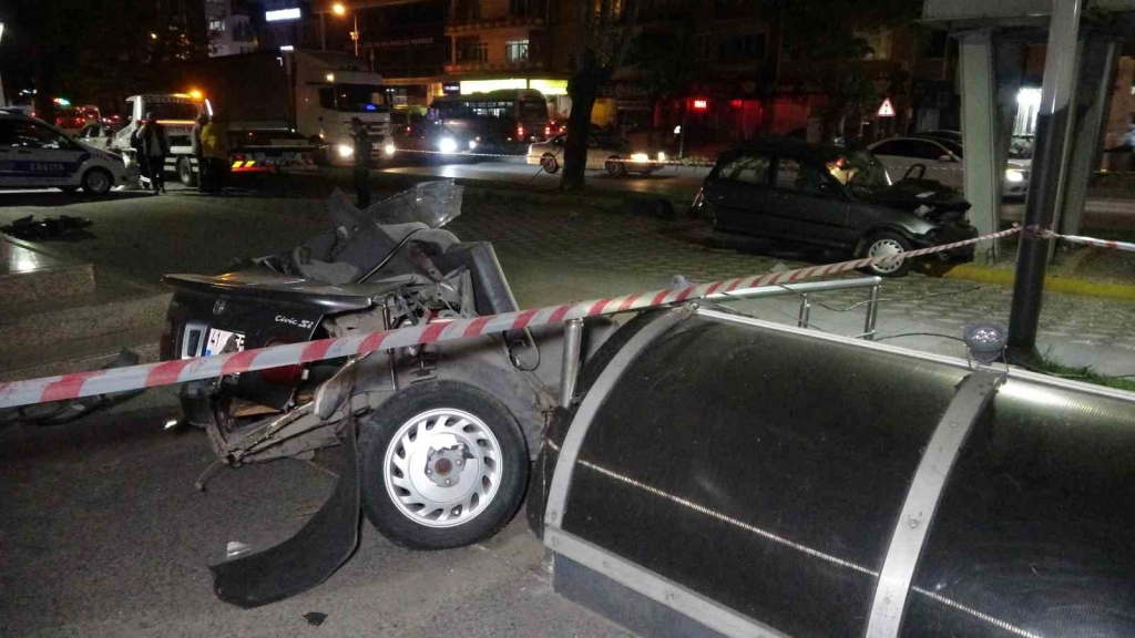 Makas atarken kontrolden çıktı, ağaca çarpıp ikiye bölündü: 1 ağır yaralı