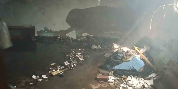 Metruk binada yangın çıktı, mahalleli isyan etti: “Çocuklarımız risk altında”