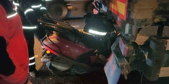 Motosiklet tıra ok gibi saplandı: Motokurye hayatını kaybetti