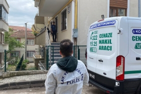 Oğlu tarafından banyoda ölü bulundu