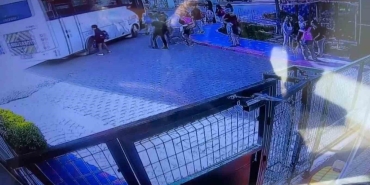 Okula gidecekleri servisin altında kaldılar