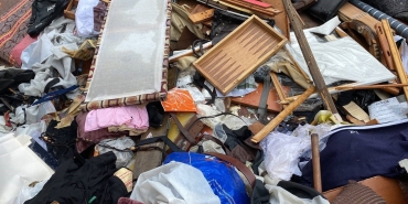 Ölen babalarının eşyalarını balkondan attılar