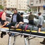 otomobil-kirmizi-isikta-bekleyen-araca-carpti-1-yarali