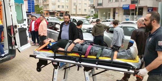 Otomobil kırmızı ışıkta bekleyen araca çarptı: 1 yaralı