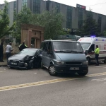 otomobil-park-halindeki-minibuse-carpti-3-yarali