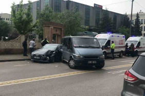 Otomobil park halindeki minibüse çarptı: 3 yaralı