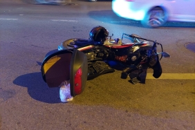 Otomobil sürücüsü kuryeye çarpıp kaçtı