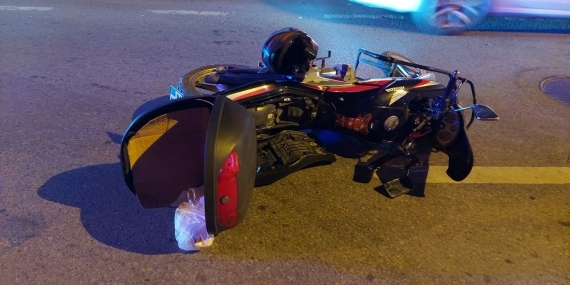 Otomobil sürücüsü kuryeye çarpıp kaçtı