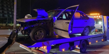 Otomobil yol kenarındaki bariyerlere çarptı: 1 yaralı