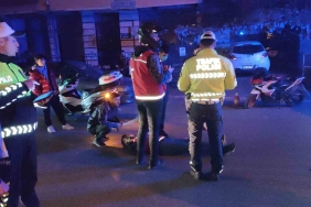 Otomobille çarpışan motosikletli kurye yaralandı