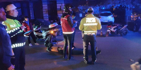 Otomobille çarpışan motosikletli kurye yaralandı