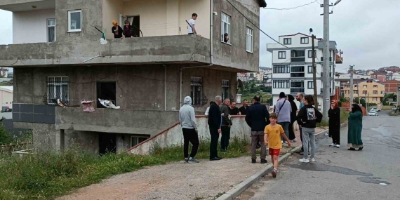 Oy kullanmak için evde tek bırakılan çocuk yangın çıkardı