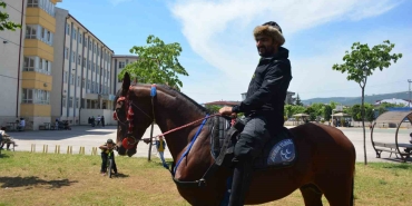 Oy kullanmaya atıyla geldi