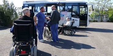 Oy kullanmaya "engelsiz taksi" ile gittiler