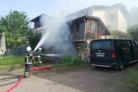 Patlayan akü otomobili demir yığınına döndürdü, villa hasar aldı