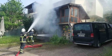 Patlayan akü otomobili demir yığınına döndürdü, villa hasar aldı