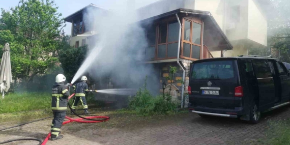 Patlayan akü otomobili demir yığınına döndürdü, villa hasar aldı