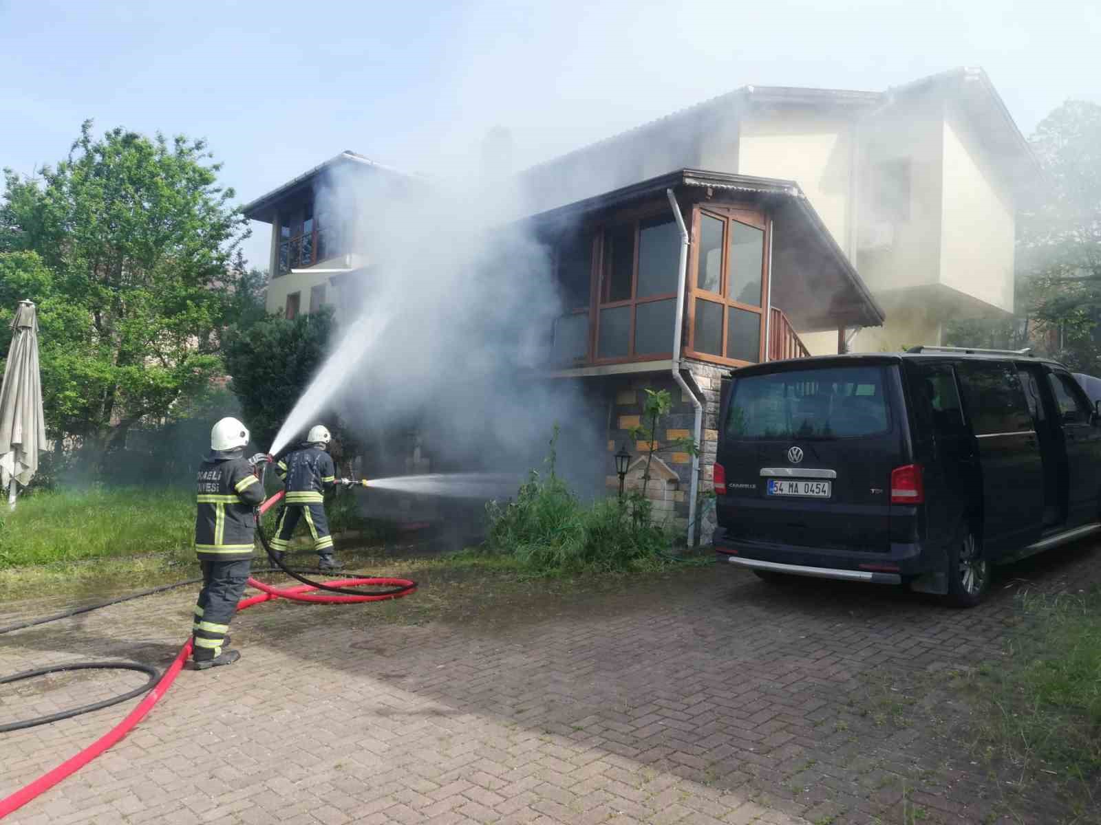 Patlayan akü otomobili demir yığınına döndürdü, villa hasar aldı