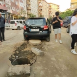 rogar-kapagina-takilan-otomobilin-hava-yastiklari-patladi-2-kisi-yaralandi