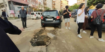 Rögar kapağına takılan otomobilin hava yastıkları patladı: 2 kişi yaralandı