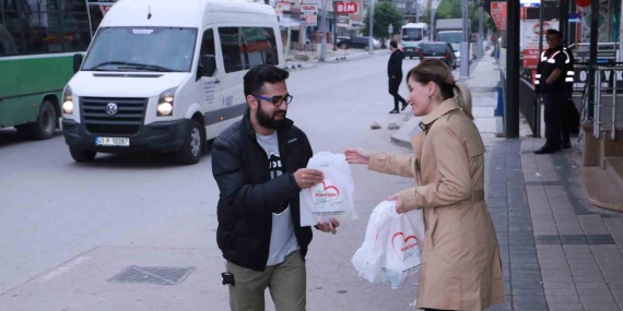 Servis bekleyen vatandaşlara iç ısıtan ikram