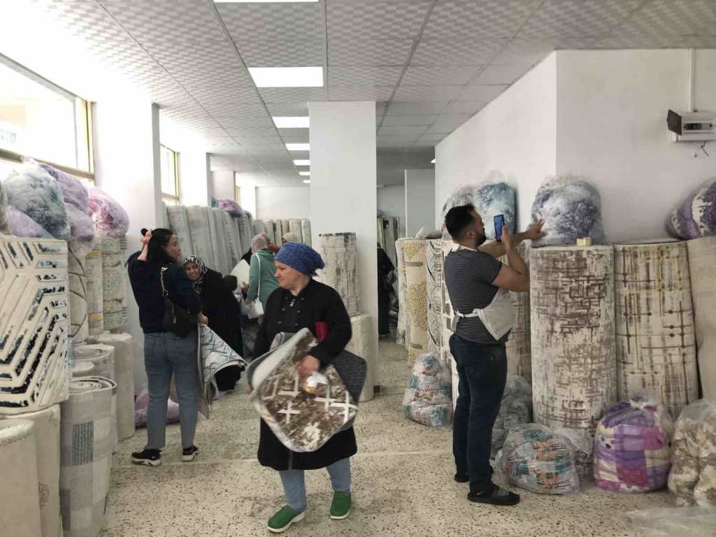 Su basan depoda ıslanan halıları zararına satışa çıkarttı