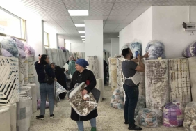 Su basan depoda ıslanan halıları zararına satışa çıkarttı
