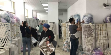 Su basan depoda ıslanan halıları zararına satışa çıkarttı