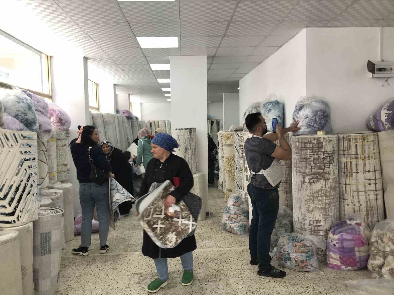 Su basan depoda ıslanan halıları zararına satışa çıkarttı