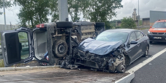 TEM ’de iki araç çarpıştı, kazayı hafif sıyrıklarla atlattılar