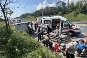 TEM ’de lastiği patlayan araç takla attı: 2 yaralı