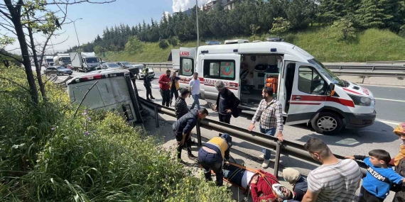 TEM’de lastiği patlayan araç takla attı: 2 yaralı