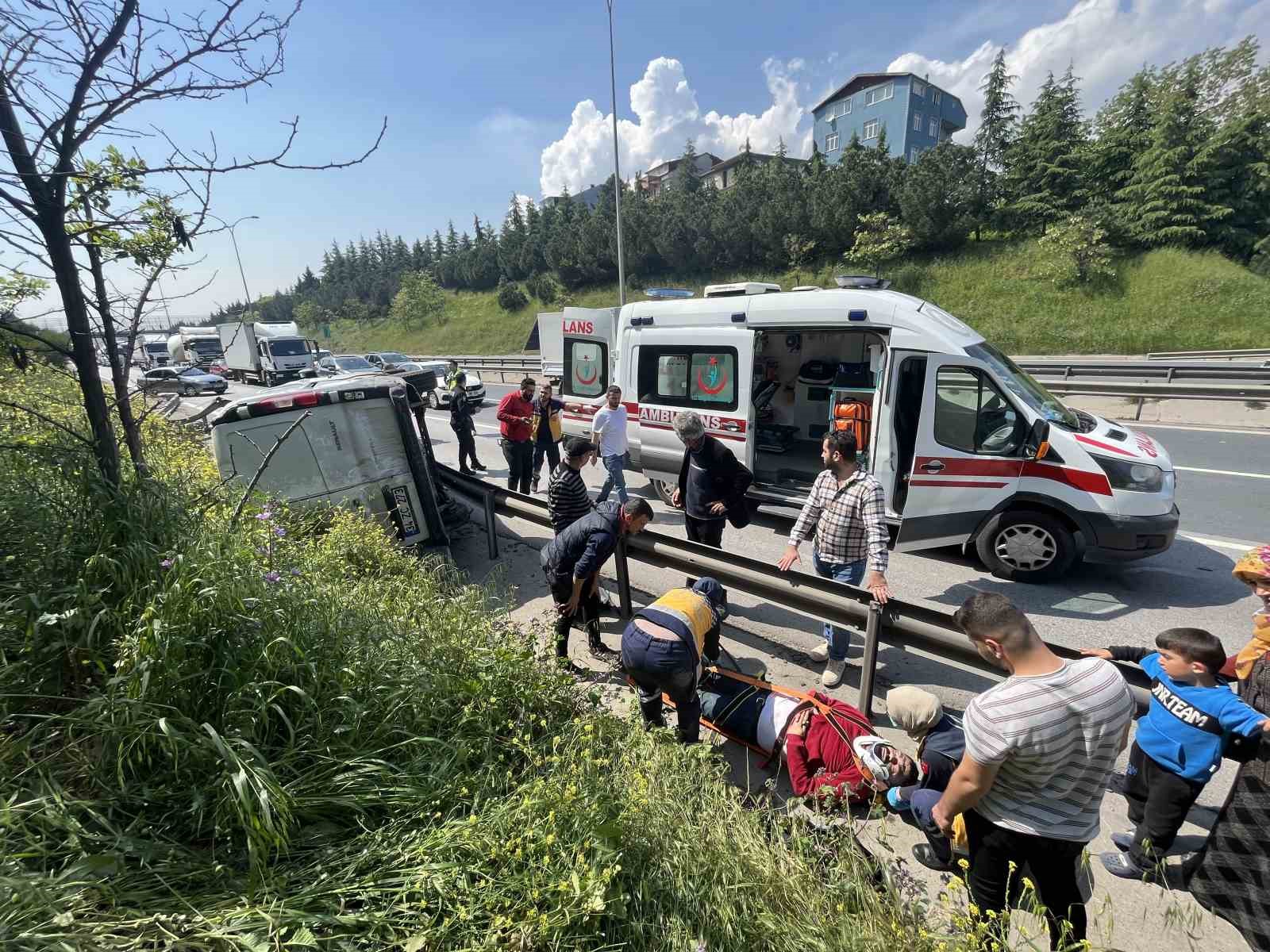 TEM ’de lastiği patlayan araç takla attı: 2 yaralı