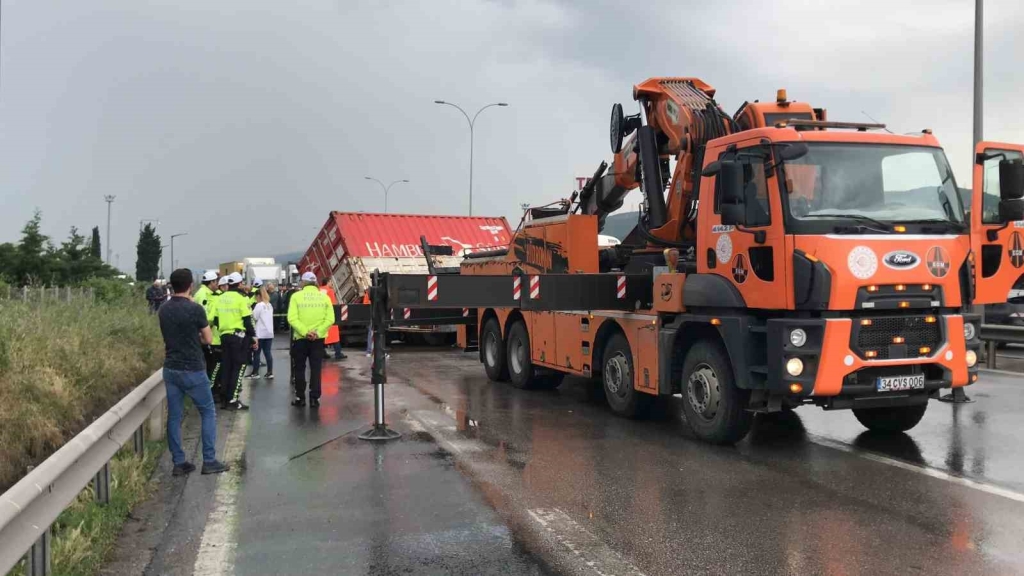 TEM ’de tır makaslayınca trafik durdu, araçlar kontak kapattı