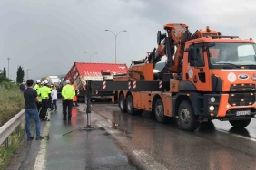 TEM ’de tır makaslayınca trafik durdu, araçlar kontak kapattı
