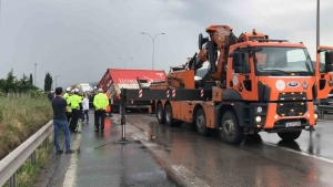 TEM ’de tır makaslayınca trafik durdu, araçlar kontak kapattı