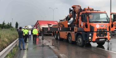 TEM ’de tır makaslayınca trafik durdu, araçlar kontak kapattı