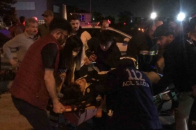 Tıra çarpan otomobilde sıkışan 4 yaralıyı itfaiye kurtardı